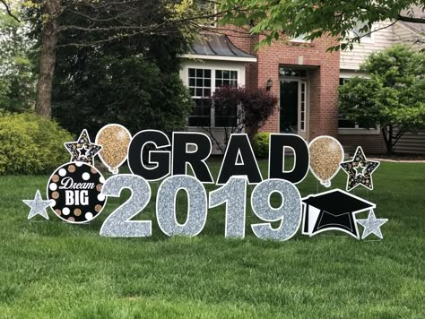 Graduation Decorations Outdoor, Graduation Yard Sign Ideas, Graduation Decoration Ideas Backdrops, Diy Yard Signs, Graduation Party Yard Signs, Diy Graduation Decorations, High School Graduation Party Decorations, Graduation Party Backdrops, Graduation Party Signs