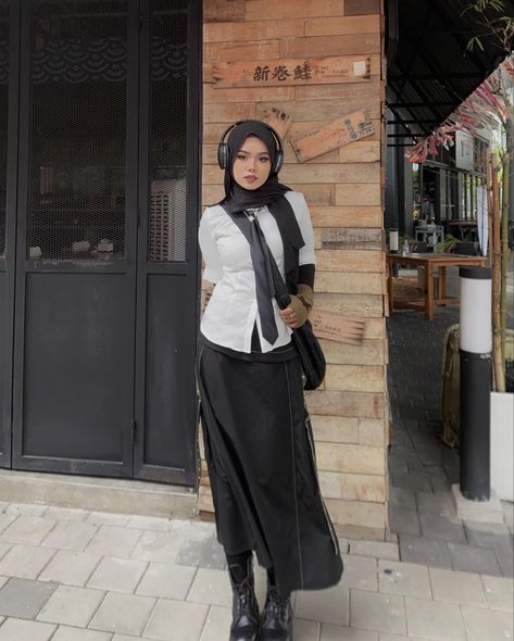 Hijabi Uniform School, Hijab Uniform School, Goth Hijab Outfit, Muslim School Uniform, School Outfits Hijab, Black Skirt Hijab Outfit, Hijab School Outfit, Black Skirt Outfit Hijab, American School Outfits