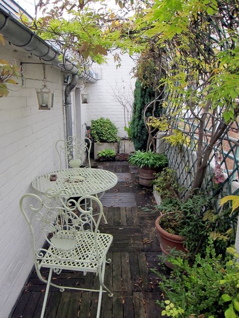 Beautiful small space garden in Paris. Apartment Balcony Garden, Narrow Garden, Space Garden, Side Yard Landscaping, Small Courtyard Gardens, Urban Gardens, Courtyard Gardens Design, Small Courtyards, Small Space Gardening