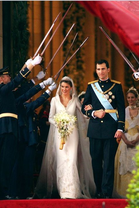 Bride, Gown, Wedding dress, Photograph, Bridal clothing, Marriage, Ceremony, Dress, Veil, Wedding, Famous Brides, Famous Weddings, Pan Organizer, Princ Harry, Kroonprinses Victoria, Royal Wedding Gowns, Princesa Real, Princess Letizia, Spanish Royalty