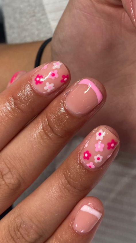 Blush Nails With Flowers, How To Do Nail Art Flowers, Pink Nails With Flowers Acrylic, Pink Gel Nails With Flowers, Mini Flower Nails, Cute Pink Flower Nails, Squoval Nails Design Summer, Short Natural Spring Nails, Short Flower Nail Designs