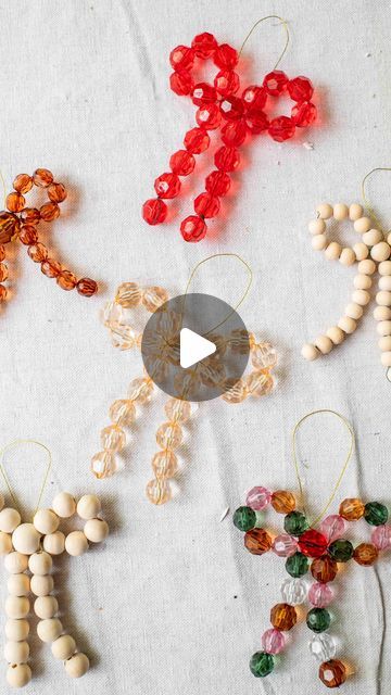 Soft Launching, Joululahjat Diy, Bow Ornaments, Christmas Beads Craft, Beaded Ornaments Diy, Christmas Jewelry Diy, Christmas Tree Beads, Diy Beaded Ornaments, Beaded Bow