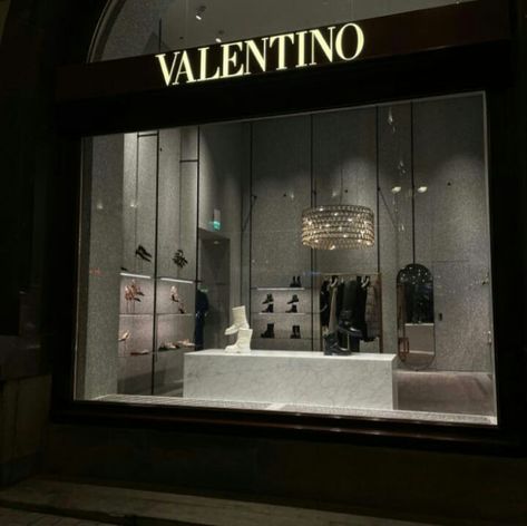 Valentino Store Aesthetic, Valentino Aesthetic Wallpaper, Valentino Aesthetic, Valentino Store, Brands Aesthetic, Rich Girl Vibes, Luxury Aesthetics, Expensive Brands, C 63 Amg