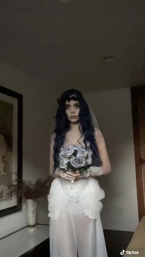 Corpes Bride Costume Ideas, Emily Corpse Bride Costume, Tim Burton Halloween Costumes, Corpse Bride Cosplay, Tim Burton Costumes, Ghost Bride Costume, Corps Bride, Victor Corpse Bride, Horror Wedding