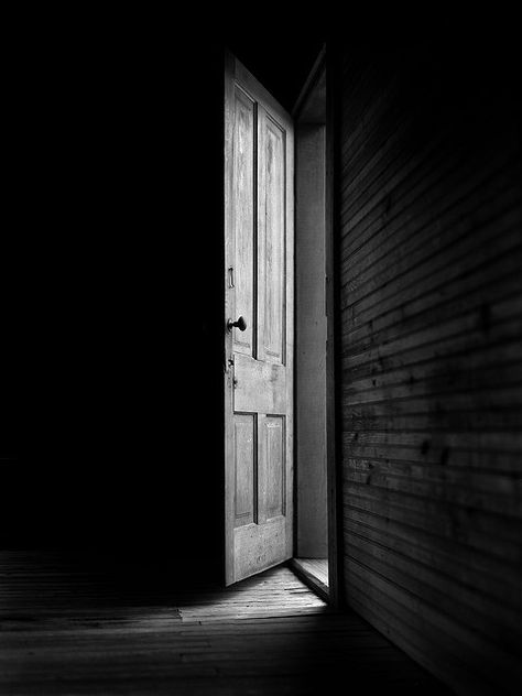 Light And Shadow Photography, Shadow Photography, Open Door, The Guest, Black And White Aesthetic, Dark Photography, Dark Room, Black White Photos, Chiaroscuro