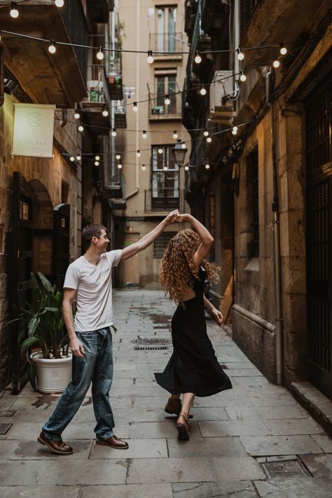 street couple shoot Barcelona City Couples Photography, Couples City, Street Couple, Shooting Couple, Wedding Fotos, Nyc Photoshoot, Spain Wedding, Eyes Photography, City Shoot