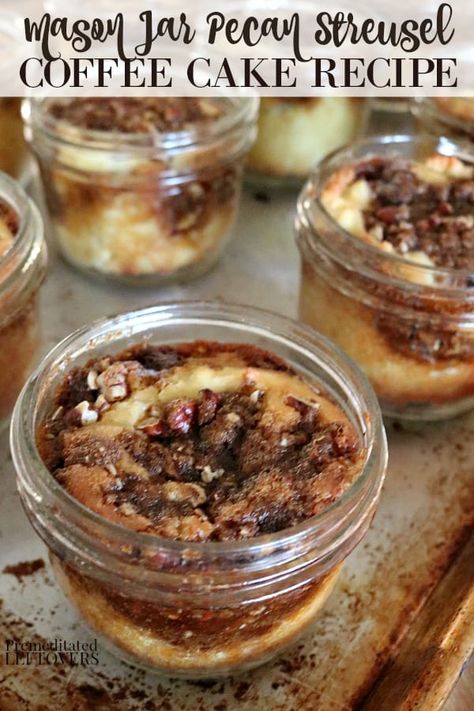 Pecan streusel coffee cake recipe baked in mason jars. Mason Jar Deserts, Mason Jar Baking, Mason Jar Desserts Recipes, Mason Jar Gifts Recipes, Mason Jar Pies, Mason Jar Cakes, Pecan Coffee Cake, Mason Jar Recipe, Mason Jar Desserts