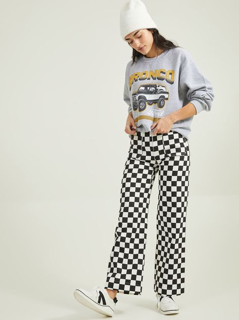 Checkard Pants Outfits, Retro Checkered Outfit, Womens Checkered Pants, Plus Size Checkered Pants Outfit, Checkered Print Outfits, Checkerboard Pants Outfit, Checkered Pants Outfit Women, Checkered Jeans Outfit, Plaid Wide Leg Pants Outfit