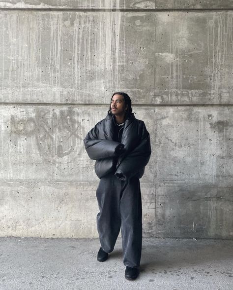 Yeezy Jacket, Yeezy Balenciaga, Puffer Outfit, Goth Streetwear, Yeezy Boots, Puffer Jacket Outfit, All Black Outfits, All Black Fashion, Winter Photoshoot