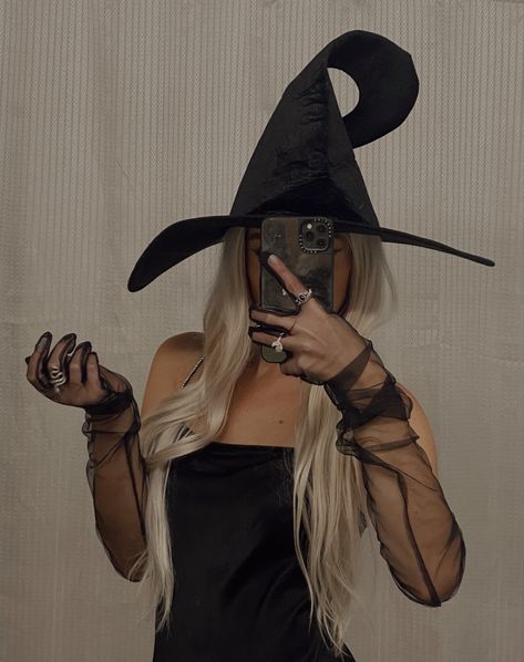 With Halloween costume, sexy witch costume, wearing a big witch hat, sheer black gloves, mini black dresss Witch And Warlock Costume, Witch Halloween Outfit, Outfit Kendall Jenner, Warlock Costume, Kendall Jenner Halloween, Costumes 2023, Aesthetic Halloween, Witch Outfit, Halloween Inspo