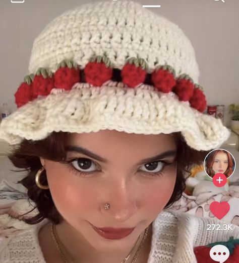 Strawberry Headband Crochet Pattern, Crochet Bucket Hat Strawberry, Crochet Strawberry Clothes, Crochet Strawberry Headband, Crotecht Ideas, Strawberry Hat Crochet, Red Crochet Ideas, Crochet Strawberry Bucket Hat, Cute Crochet Hats