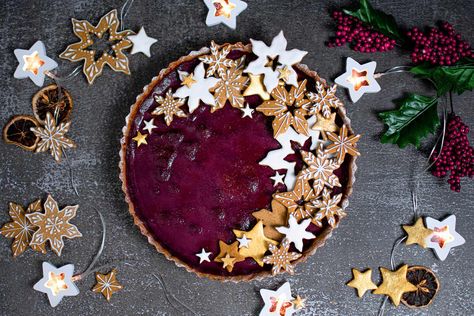 Creme Brulee Tart with Mulled Wine Fruit - SugarYums Recipe For Creme Brulee, Creme Brulee Tart, Gingerbread Crust, Desserts To Impress, Boozy Fruit, Baking Beads, Coconut Tart, Creme Brulee Recipe, Wine Flavors