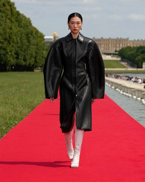 Jacquemus' SS24 Show Reigned Victorious in Versailles Jacquemus Fall 2023, Jacquemus 2023, Rtw 2023, Bodice Block, Backless Shirt, Paris Fashion Week Men, Clean Fashion, Big Sleeves, Fashion Archive