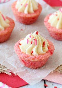 Cheesecake Cookie Cups, Strawberry Cream Cheese Cookies, Life Love And Sugar, Strawberry Cake Mix Cookies, Mini Strawberry Cheesecake, Jar Desserts, Cheesecake Cookie, Cookie Cups Recipe, Strawberry Cake Mix