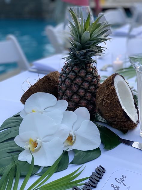 Coconut Centerpiece Wedding, Coconut Theme Party, Coconut Wedding Decor, Coconut Centerpiece Ideas, Coconut Table Decor, Carribean Theme Party, Elegant Hawaiian Party, Coconut Centerpiece, Tropical Centerpiece Ideas