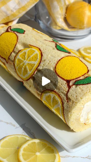 Lemon Blueberry Swiss Roll, Roll Cake Decoration, Deco Roll Cake, Lemon Swiss Roll, Squeaky Mixer, Swiss Cake Roll, Swiss Roll Recipe, Swiss Roll Cakes, Swiss Cake