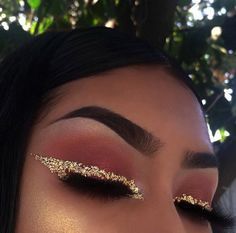 #luxury #glamour #lifestyle #luxe #luxelife #inspo #goals #lifestylegoals #beauty Glittery Makeup, Maquillage Yeux Cut Crease, Neon Makeup, Women Makeup, Makeup Obsession, Glitter Eyeshadow, Makeup Goals, Makeup Tutorials, Makeup Techniques