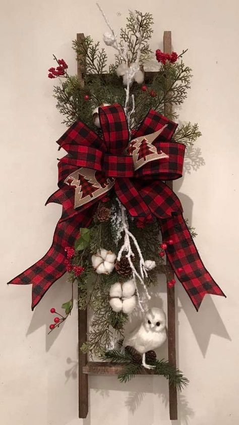 Christmas Ladders Ideas, Simple Christmas Decorations, Red And Black Christmas, Christmas Ladder, Plaid Christmas Decor, Christmas Decorations Wreaths, Simple Christmas Decor, Crafts Decor, Unique Christmas Trees