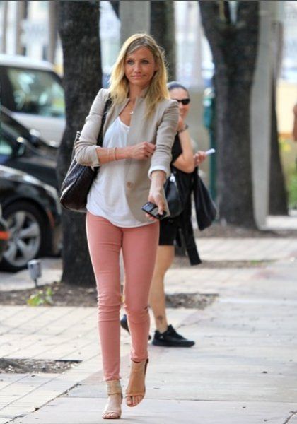 Salmon Pants, Pastel Jeans, Peach Jeans, Chique Outfits, Cameron Diaz, Elegante Casual, Outfit Trends, Miami Fashion, Pink Jeans