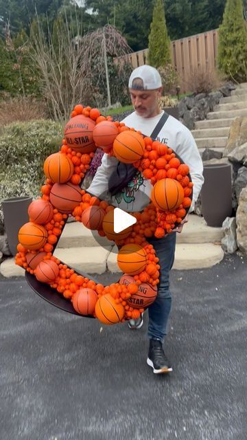 Basketball Birthday Balloons, Diy Basketball Party Decorations, Sport Decorations Ideas, Basketball Graduation Party Ideas, Basketball Poster Ideas For Players, Basketball Decorations Party, Basketball Centerpiece Ideas, Diy Sports Decor, Diy Basketball Party