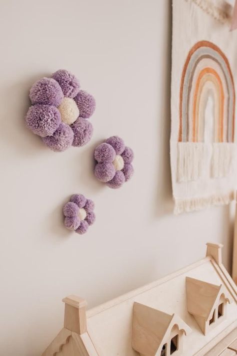 Nursery Pom Pom Decor, Pom Pom Bedroom Decor, Pom Pom Rainbow Wall Hanging, Lilac And Beige Bedroom, Pompom Wall Decor, Diy Pom Pom Decor, Pom Pom Wall Decor, Nursery Decor Colourful, Crochet Baby Room Decor