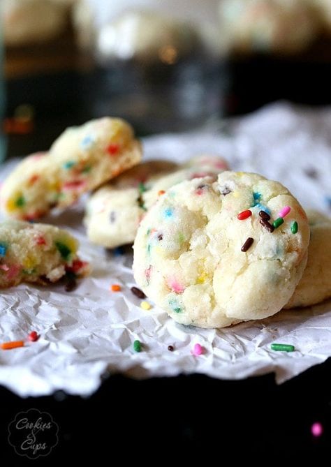 I LOVE these Funfetti Gooey Butter Cookies! They're made with cream cheese, butter and Funfetti Cake Mix. These cookies are SO soft and yummy you'll want to make them over and over again! #funfetti #gooey #cookies #butter #cakemix #cakemixcookies #funfetticookies Funfetti Cake Mix Cookies, Cake Batter Recipes, Gooey Butter Cookies, Funfetti Cookies, Gooey Butter, Funfetti Cake Mix, Yoghurt Cake, Cheese Butter, Confetti Cake