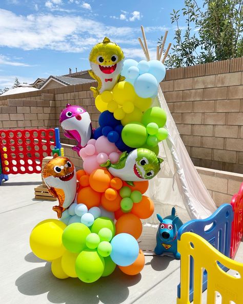 Baby Shark Theme Pool Party, Baby Shark Backdrop Ideas, Baby Shark Pool Party, Baby Shark Balloon Garland, Baby Shark Balloon Arch, Shark Balloon Garland, Baby Shark Birthday Party Boy, Baby Shark Birthday Party, Shark Balloon