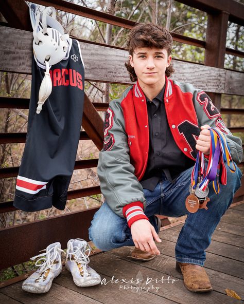 Letterman Jacket Pictures, Wrestling Senior Pictures, Boy Senior Portraits, Senior Jackets, Senior Portraits Male, Varsity Jacket Outfit, Senior Photoshoot Poses, Senior Boy Poses, Tight Leather Pants