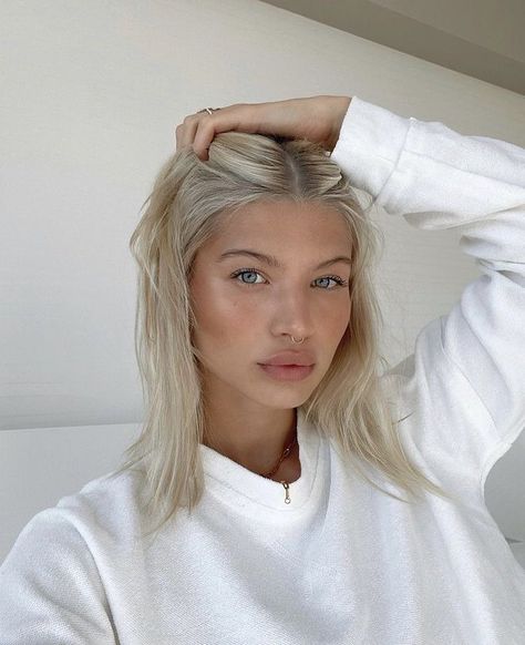 Swedish Blonde, Perfect Blonde Hair, Blonde Hair Looks, Playing With Hair, Dream Hair, Blonde Hair Color, Beauty Photography, Beauty Inspiration, Pretty Face