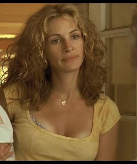 Julia Roberts Natural Hair, Curly Hair Julia Roberts, Julia Roberts Hairstyles, Julia Roberts Short Curly Hair, 2000s Wavy Hair, Julia Roberts Style 90s Curly Hair, Julia Roberts 90s Hair, Julia Roberts Haircut, Julia Roberts Short Hair