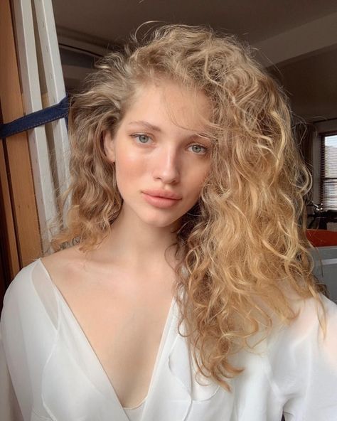 Tanya Kizko, Hot Haircuts, Blonde Curls, Trending Haircuts, Dream Hair, Long Curly Hair, Long Curly, Pretty Hairstyles, Wavy Hair