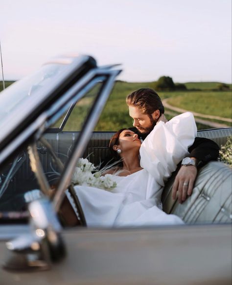 Car Engagement Photos, Wedding Ideas Vintage, Official Makeup, Vintage Engagement Photos, Vintage Car Wedding, Couple Engagement Pictures, Engagement Pictures Poses, Wedding Picture Poses, Photography Couple