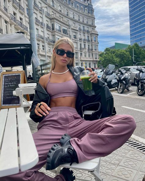 Instagram Barcelona, Street Outfit, Going Out Outfits, Edgy Outfits, Alo Yoga, Inspirational Pictures, Instagram Inspiration, Sport Fashion, Wide Leg Pants