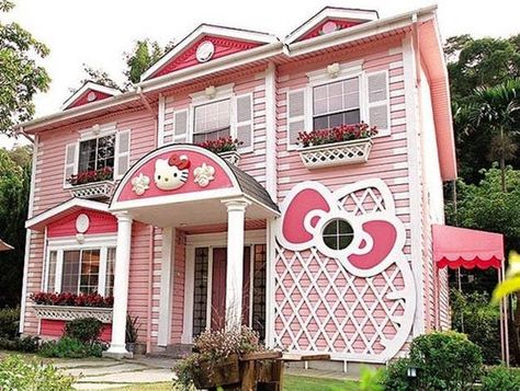 20 Totally Bizarre Hello Kitty Products Pink House Exterior, Kitty House, Best Exterior Paint, Hello Kitty Merchandise, Hello Kitty House, Hello Kitty Rooms, Hello Kit, Orange House, Exterior Paint Colors For House