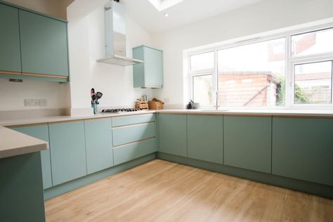 Contemporary Duck egg Kitchen Duck Egg Green Kitchen, Duck Egg Kitchen, Robins Egg Blue Kitchen, Duck Egg Blue Kitchen, Kitchen Colour Combination, Color Floor, Home Making, Corner Storage, Making Space