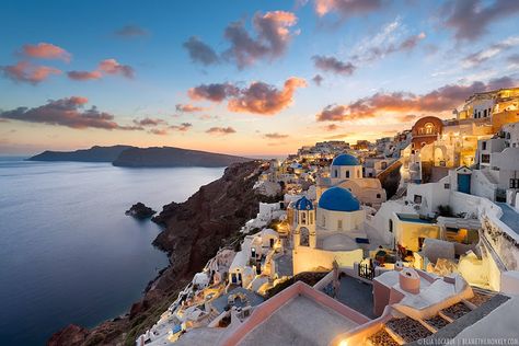 An astoundingly beautiful sunset in Oia Santorini, one of the most beautiful places on Earth. Photographer Elia Locardi Santorini Grecia, Oia Santorini Greece, Santorini Sunset, Oia Santorini, Nature Architecture, Santorini Island, Visiting Greece, Beautiful Places On Earth, Destination Voyage