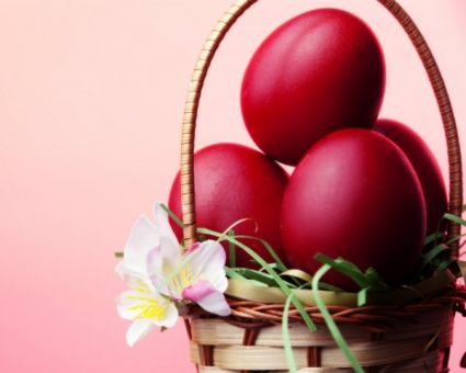 Farbanje Jaja Za Uskrs, Jaja Za Uskrs, Red Eggs, Natural Easter Eggs, Naturally Dyed Easter Eggs, Hello April, Easter Menu, Spring Red, Red Cottage