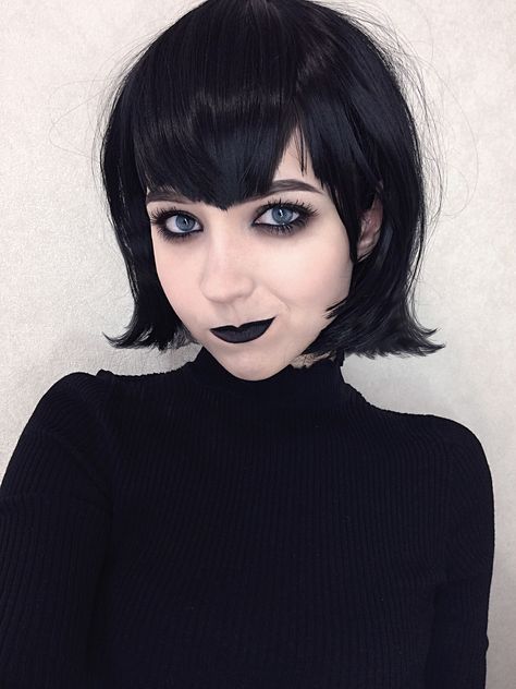 Black Short Hair Halloween Costume, Mavis Dracula Makeup, Short Hair Women Halloween Costumes, Cosplay For Brunettes, Halloween Costumes For Short Black Hair, Characters With Black Hair Halloween, Short Hair Costumes Halloween, Short Hair Cosplay Characters, Halloween Costume With Bangs