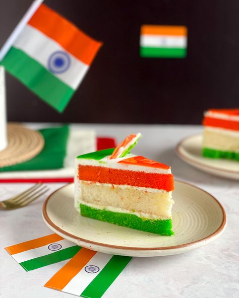 Jai Hind🧡🤍💚 ”On this 75th Independence Day, we should salute the sacrifices made by our freedom fighters and soldiers who made the dream of Independent India a reality .”🇮🇳 🇮🇳 Our Indian flag is tricolour. *Each colour and symbol in the Indian Flag contains a unique message. *SAFFRON🧡- stands for courage and sacrifice . *WHITE🤍- symbolises truth,peace and purity . *GREEN💚- represents prosperity,vibrance. *The ASHOK CHAKRA(wheel)💙-represents the righteousness,progress, and perpetuity. Independence Day Cake Ideas India, Chakra Wheel, Independence Day Cake, Ashok Chakra, Happy 75th Independence Day, India Cakes, Bakery Photography, 75th Independence Day, Patriotic Treats