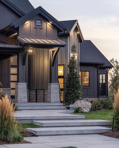 Dark siding creates the most elegant and rich appearance. Dark Modern Farmhouse Exterior, Dark Exterior House Colors, Dark Exterior House, Home Decorations Ideas, Modern Home Office Design, Metal House Plans, Lake Houses Exterior, Board Batten, Dark House