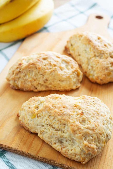 Mary Berry Banana Scones Banana Walnut Scones, Banana Scones Recipe Easy, Banana Scones Recipe, Ripe Bananas Recipes, Air Fryer Scones, Mary Berry Scones, Marry Berry Recipes, Mary Berry Recipes, Walnut Scones