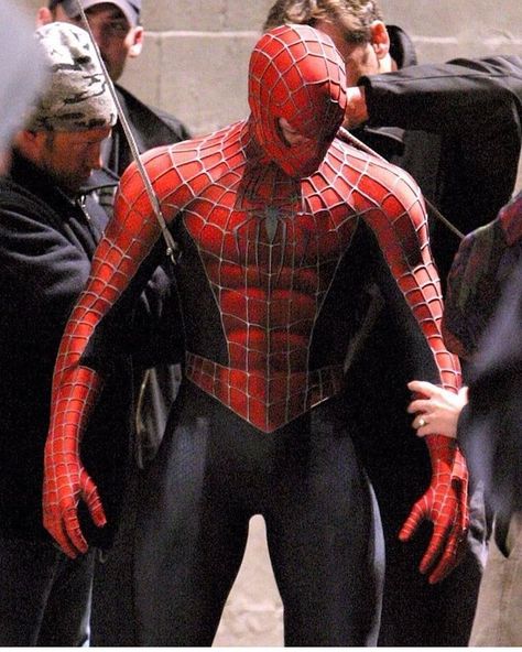 6,253 Likes, 32 Comments - Kasey 🔴🕷🔵 (@spidey.marvel) on Instagram: “Cool shot of the suit on set. Is this from Spider-man 2 or 3? - - - - - - - - [ #ironman…” Tobey Maguire Spiderman, Chelsea Video, Spiderman Mcu, Spider Man Trilogy, Spiderman Suits, Tobey Maguire, Black Spiderman, Instagram Cool, Spider Man 2