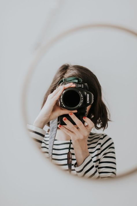 Photographer Self Portrait, Girls With Cameras, Self Portrait Photography, Business Portrait, Photographer Branding, Photography Camera, Dark Photography, Branding Photoshoot, Branding Photos