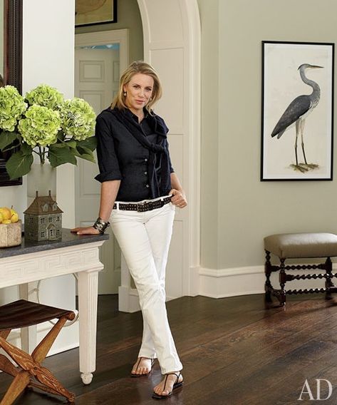 Prizing functionality and formal elegance over whiz-bang special effects, the designer brings her tailored aesthetic to her family’s house on the Connecticut coast Connecticut Coast, Victoria Hagan, Entrance Hall, Home Photo, Architectural Digest, Beautiful Interiors, Home Improvement Projects, Easy Step, Connecticut