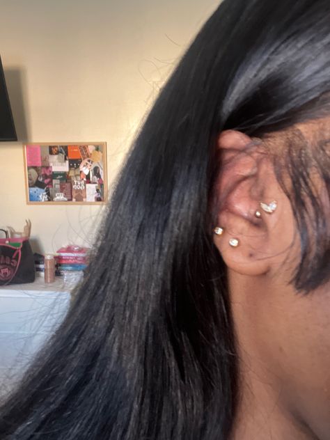 Ear Piercing Black Women, Surface Tragus Piercing Black Women, Tragus Piercing Black Women, Black Woman Ear Piercings, Piercing Ideas Black Women, Double Tragus Piercing Black Women, Pierced Ears Black Women, Ear Gauges Aesthetic Black Women, Ear Piercing Ideas Black Women