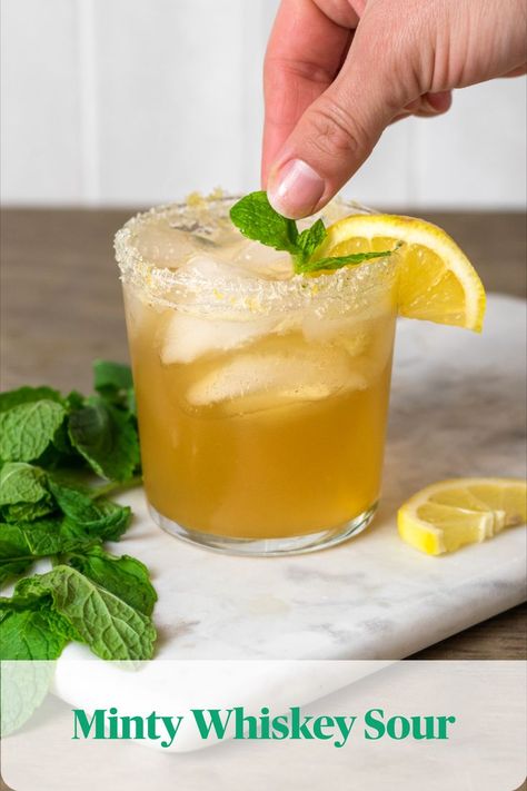 Simple Syrup Cocktail Recipes, Summer Drinks Easy, Easy Cocktail Recipes, Simple Syrup Cocktails, Mint Simple Syrup, Cocktail Syrups, Bourbon Drinks, Minty Fresh, Whiskey Sour