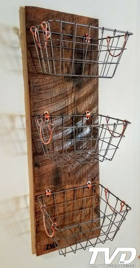 Hanging Wire Baskets on Barn Wood with Copper Accents.   https://www.facebook.com/TommyVaughnDesignsLLC/ Pallet Accent Wall, Hanging Wire Basket, Diy Accent Wall, Wood Room, Home Decor Baskets, Metal Baskets, Diy Bar, Trendy Kitchen, Country Farmhouse Decor