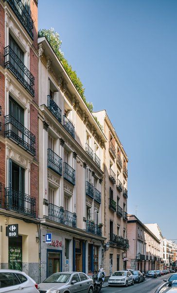 Exterior and Apartment Building Type G House is a penthouse apartment on the top floor of a four-story building in Madrid. Apartment In Madrid, Manifesting Apartment, Madrid House, All About Spain, Madrid Apartment, Apartment Exterior, Story Building, Cheap Apartment, House Apartment