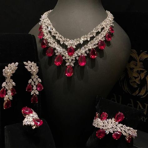 Jewellery Set Diamond, Jewellery Ruby, Diamond Jewellery Set, Expensive Necklaces, White Diamond Jewelry, Red Diamonds, Ruby Set, Diamond Jewelry Set, Diamond Jewelry Necklace