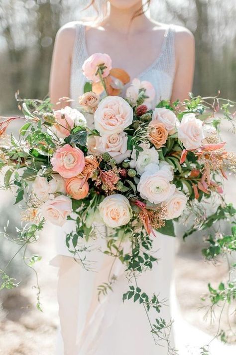 2020 Top 7 Peach Wedding Color Palettes---Peach & Green, spring garden weddings with elegant bouquet, bridal bouquet, summer weddings, outdoor weddings. Bridal Bouquet Coral, Bridal Bouquet Peach, Peach Wedding Colors, Jasmine Wedding, Peach Bouquet, Wedding Flower Guide, Cottage Flowers, White Rose Bouquet, Spring Wedding Colors